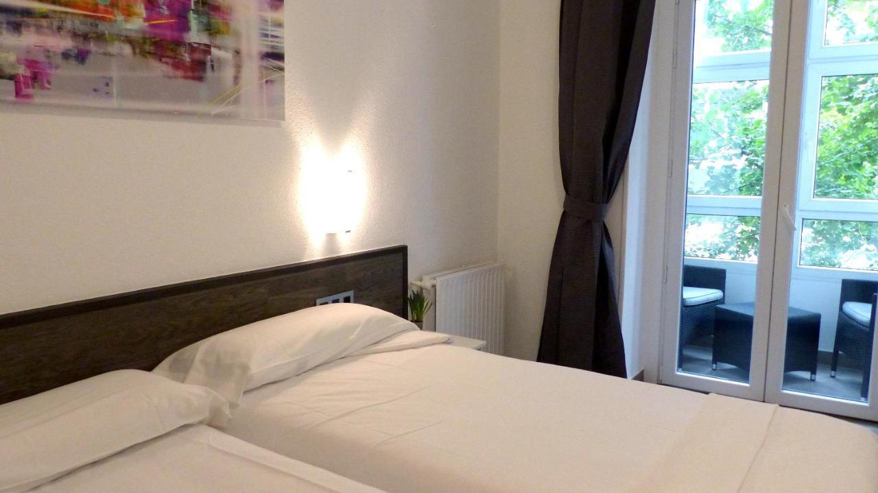 Pension Donostiarra San Sebastián Esterno foto