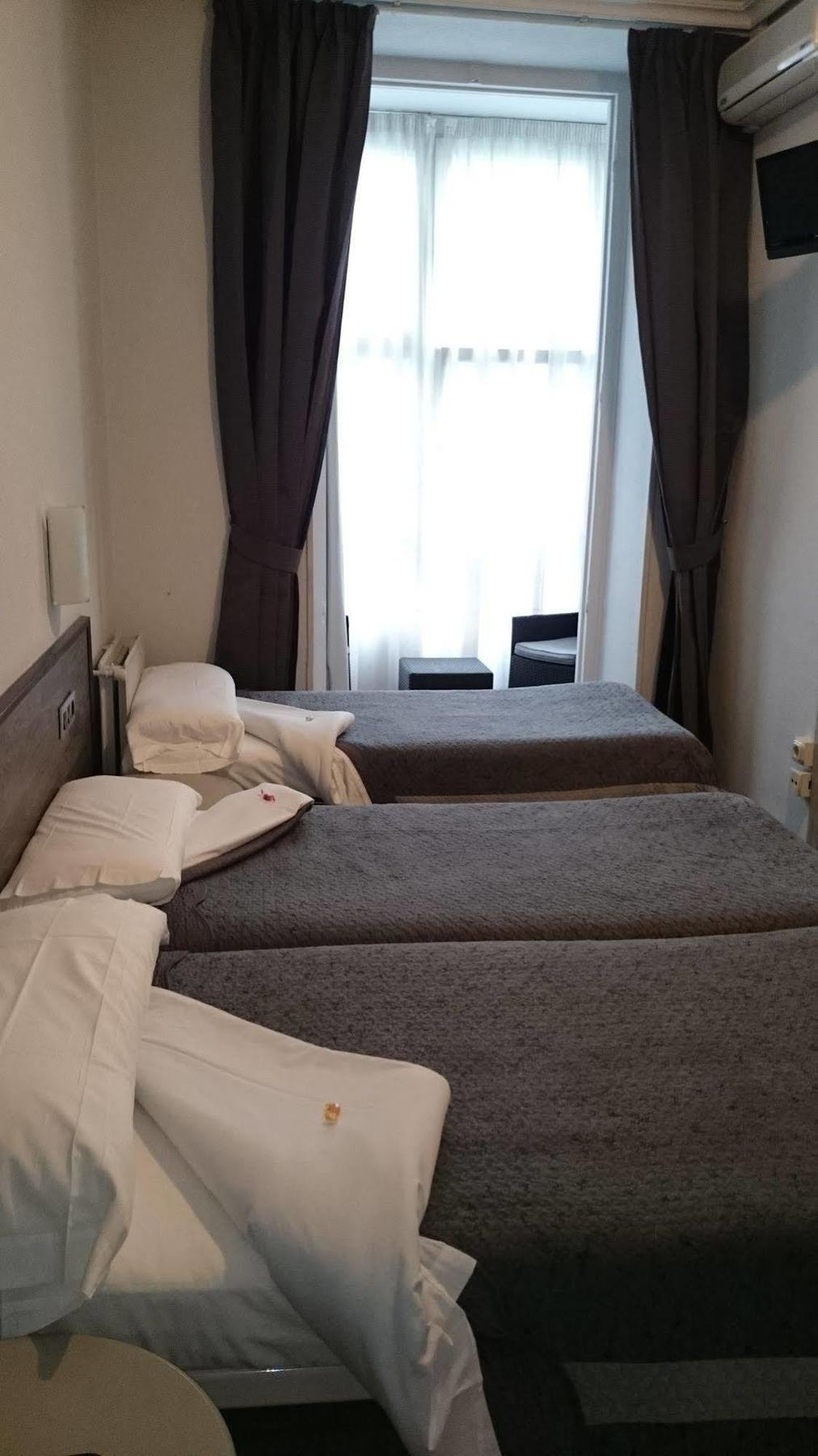Pension Donostiarra San Sebastián Esterno foto
